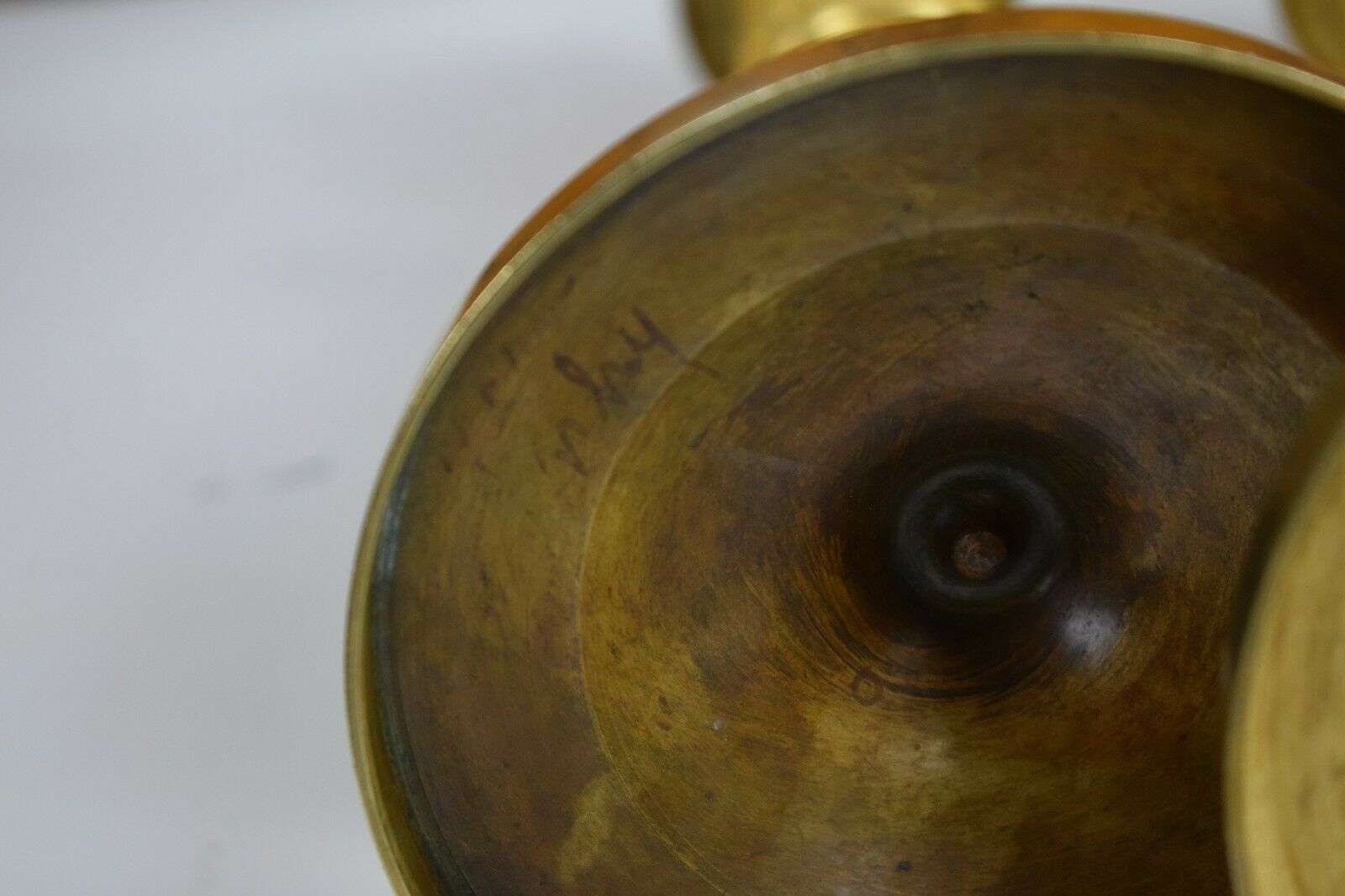 Paar feuervergoldete Empire Bronze Leuchter Kandelaber Frankreich um 1820 – Detail