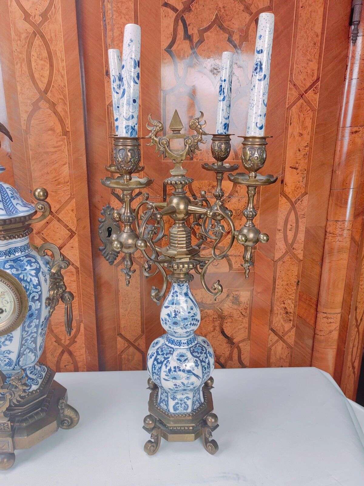 Delfter Keramik Uhrengarnitur Pendule Kaminuhr, Kerzenleuchtern H. Luppens 1890 – Detail