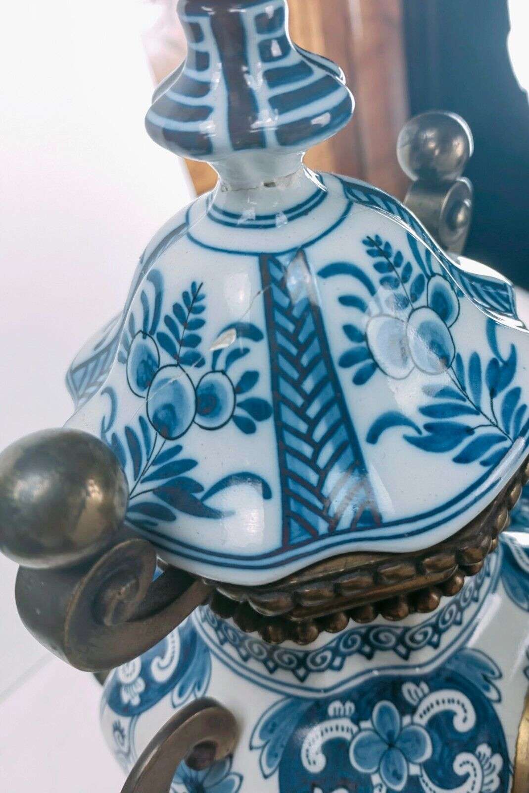 Delfter Keramik Uhrengarnitur Pendule Kaminuhr, Kerzenleuchtern H. Luppens 1890 – Detail