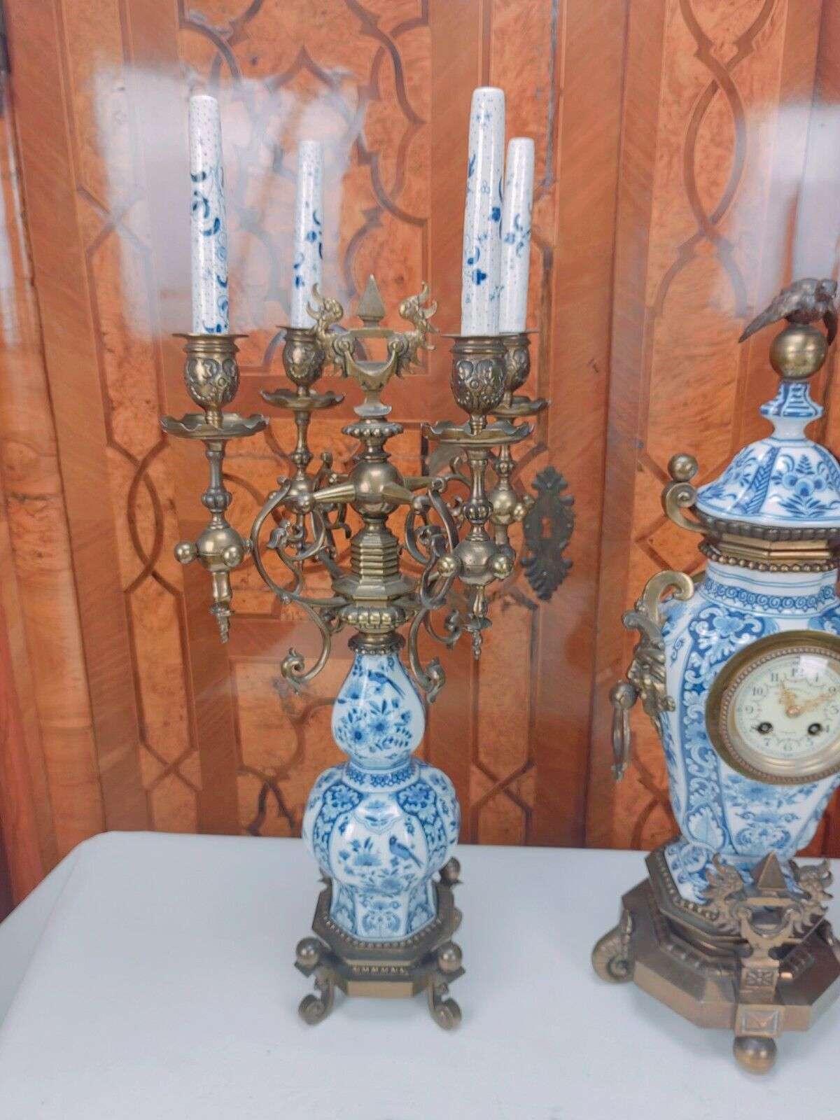 Delfter Keramik Uhrengarnitur Pendule Kaminuhr, Kerzenleuchtern H. Luppens 1890 – Detail