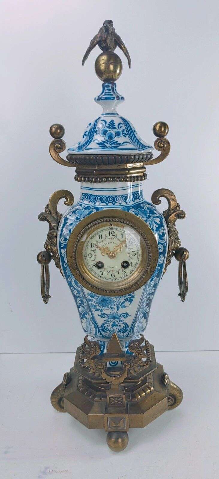 Delfter Keramik Uhrengarnitur Pendule Kaminuhr, Kerzenleuchtern H. Luppens 1890 – Detail