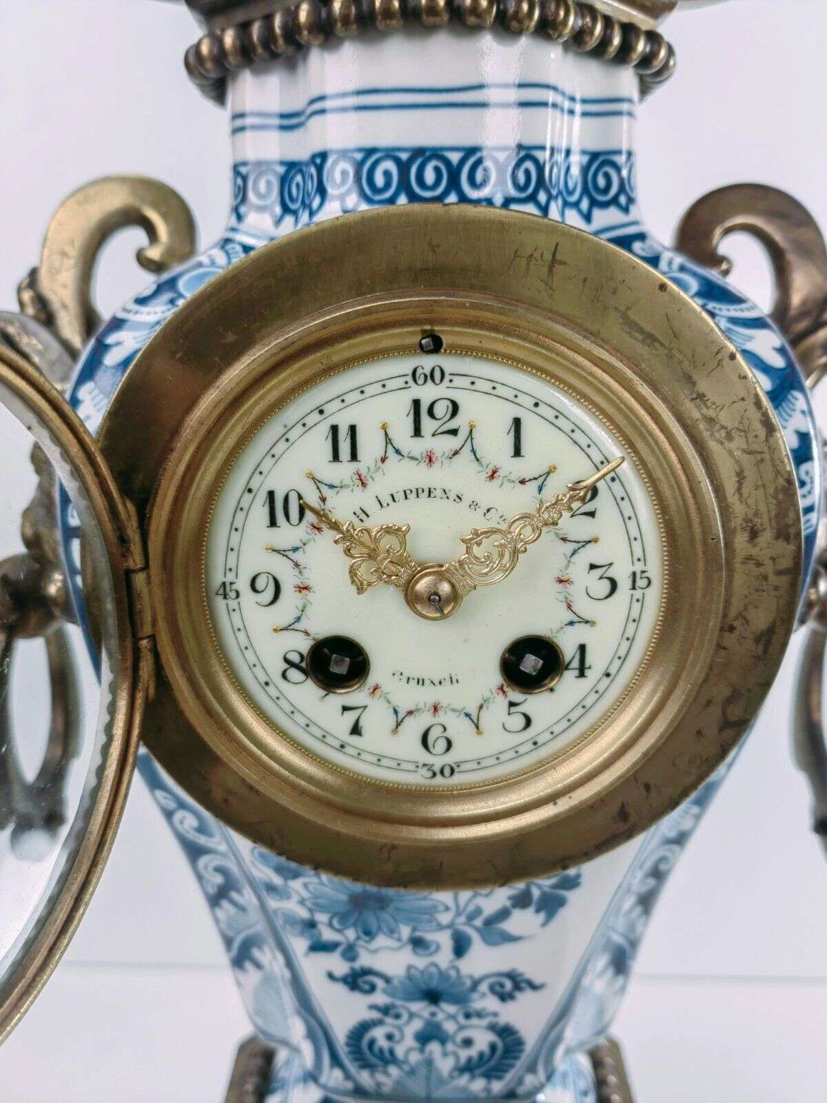 Delfter Keramik Uhrengarnitur Pendule Kaminuhr, Kerzenleuchtern H. Luppens 1890 – Detail