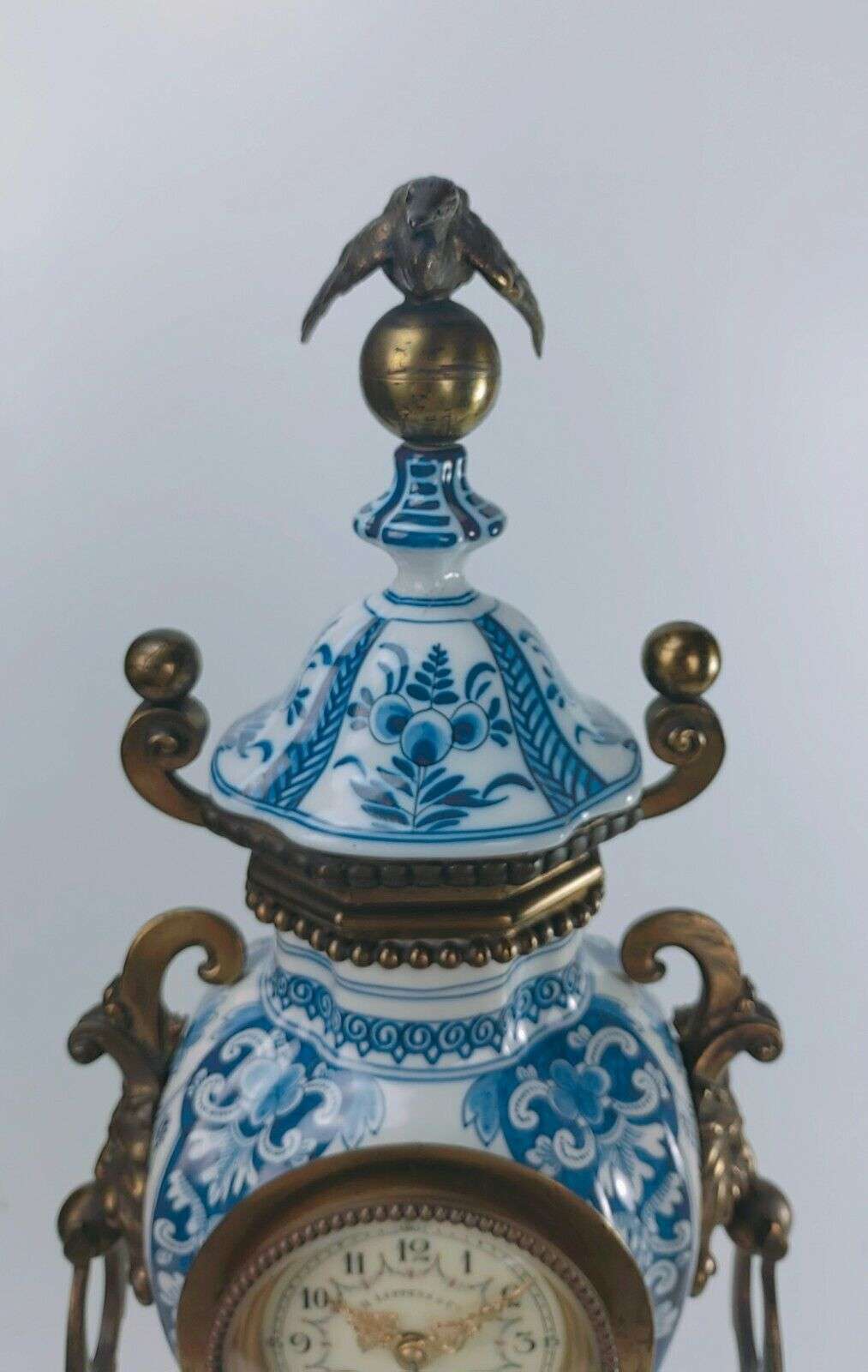 Delfter Keramik Uhrengarnitur Pendule Kaminuhr, Kerzenleuchtern H. Luppens 1890 – Detail
