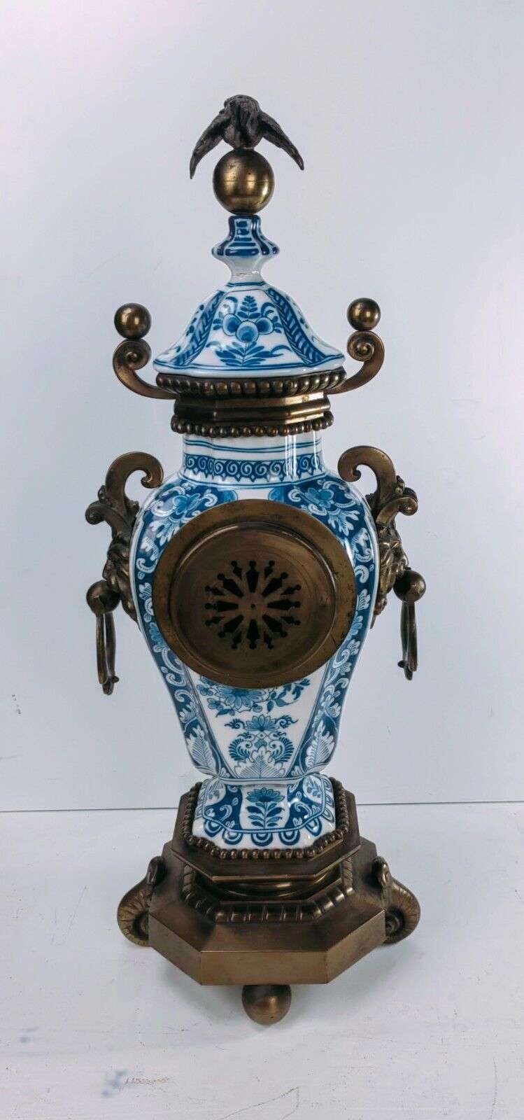 Delfter Keramik Uhrengarnitur Pendule Kaminuhr, Kerzenleuchtern H. Luppens 1890 – Detail
