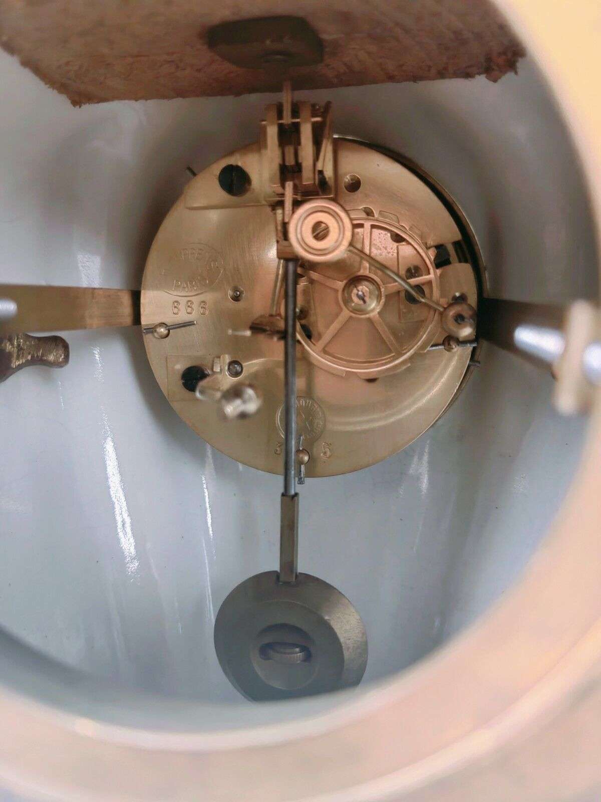 Delfter Keramik Uhrengarnitur Pendule Kaminuhr, Kerzenleuchtern H. Luppens 1890 – Detail