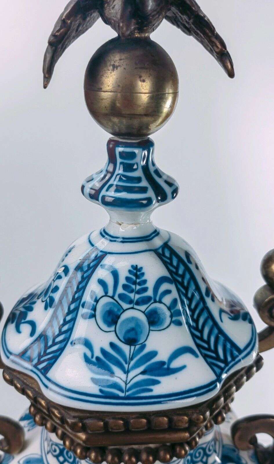 Delfter Keramik Uhrengarnitur Pendule Kaminuhr, Kerzenleuchtern H. Luppens 1890 – Detail