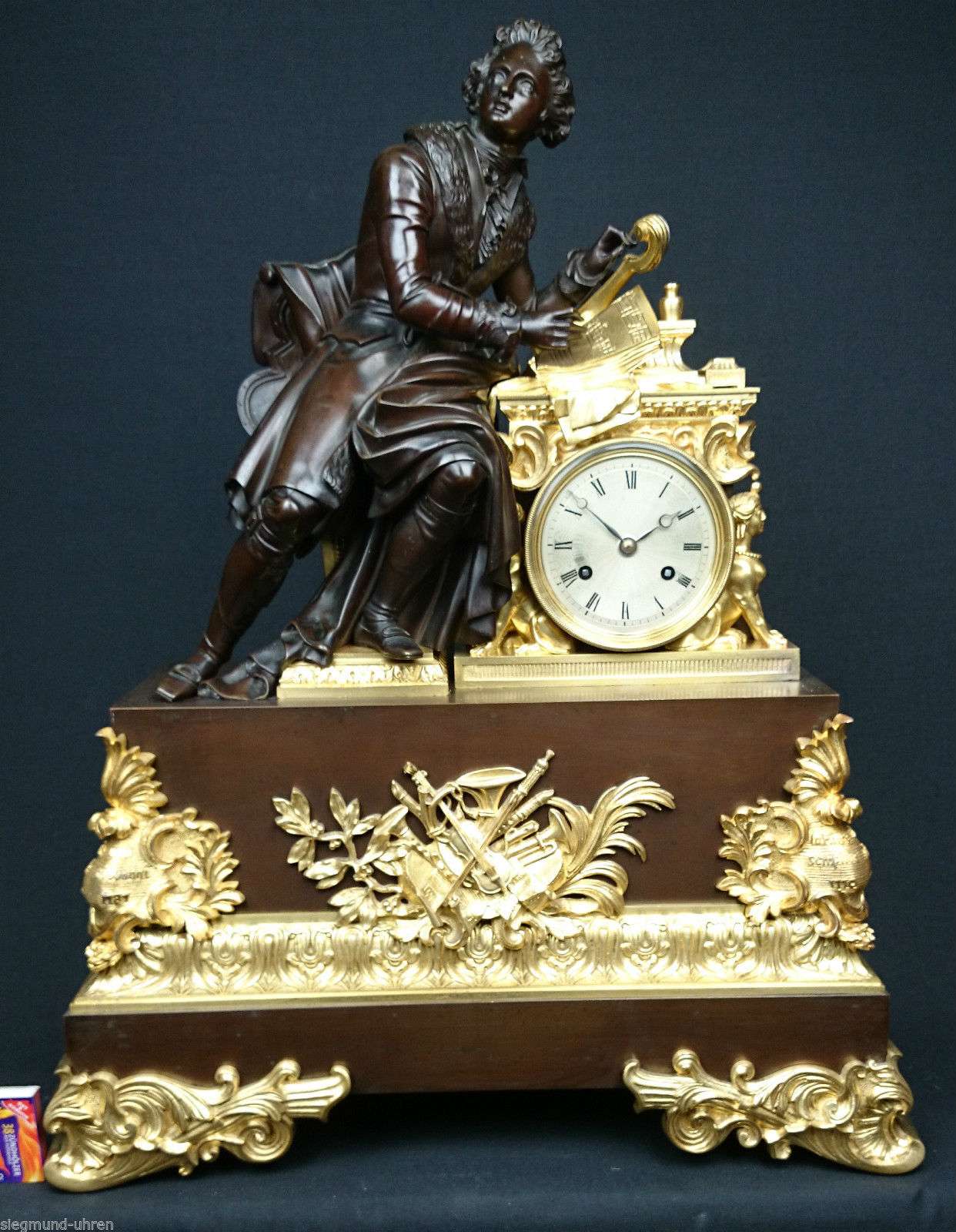 Gigantische feuervergoldete Pendule Kaminuhr Mozart um 1827 Honoré Pons ca.25kg – Pendule Front
