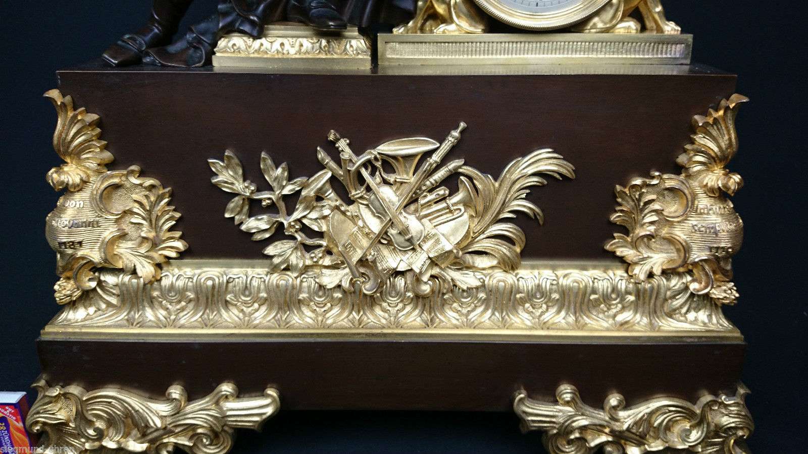 Gigantische feuervergoldete Pendule Kaminuhr Mozart um 1827 Honoré Pons ca.25kg – Pendule Unterteil