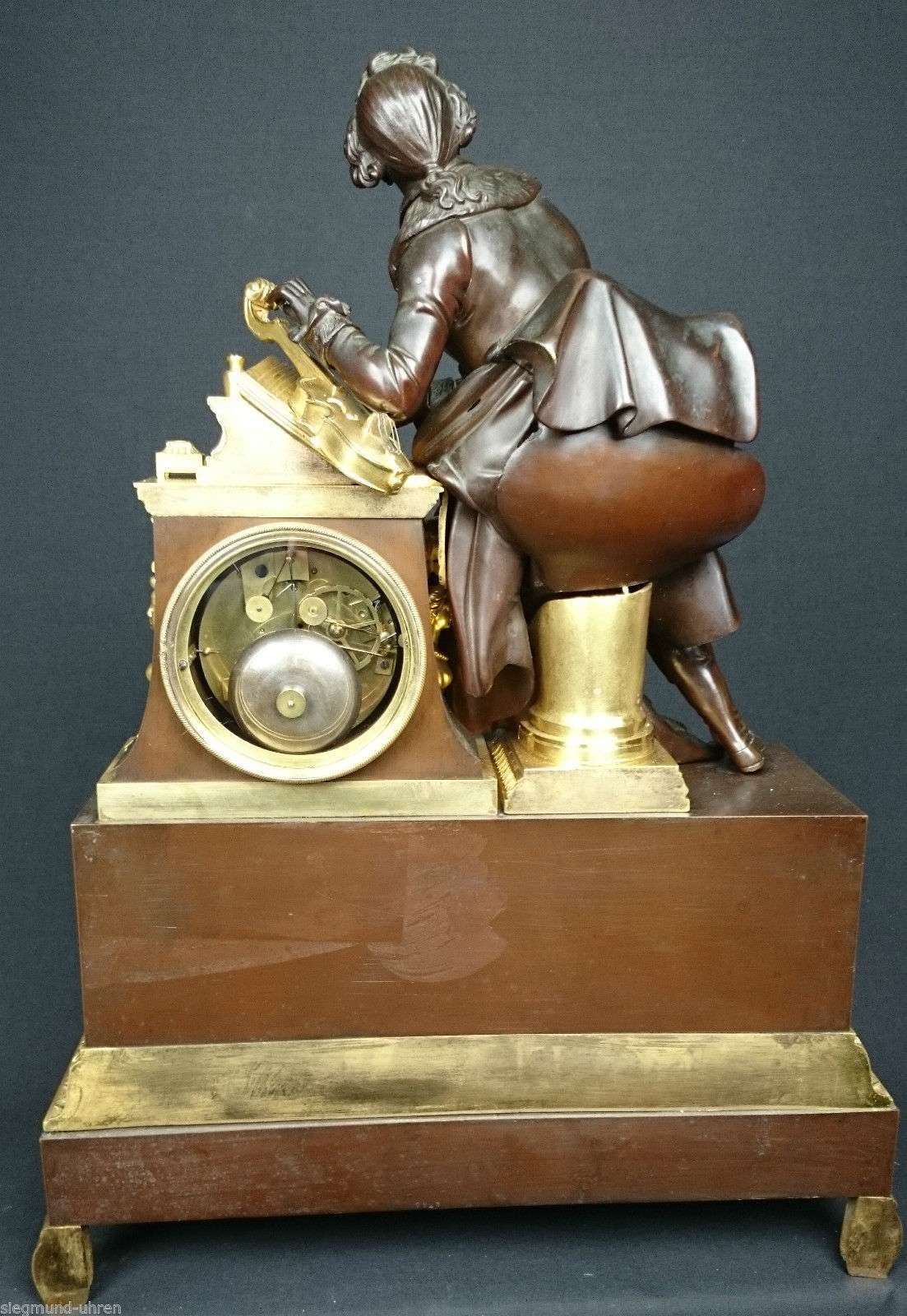 Gigantische feuervergoldete Pendule Kaminuhr Mozart um 1827 Honoré Pons ca.25kg – Pendule Rückseite