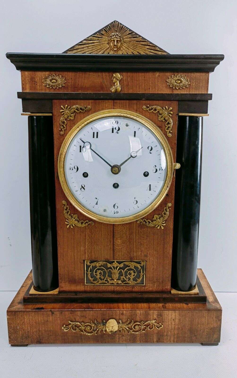 Klassizismus Pendule, Kaminuhr, Tischuhr Süddeutsch um 1820 4/4 Schlagwerk – Vorderansicht