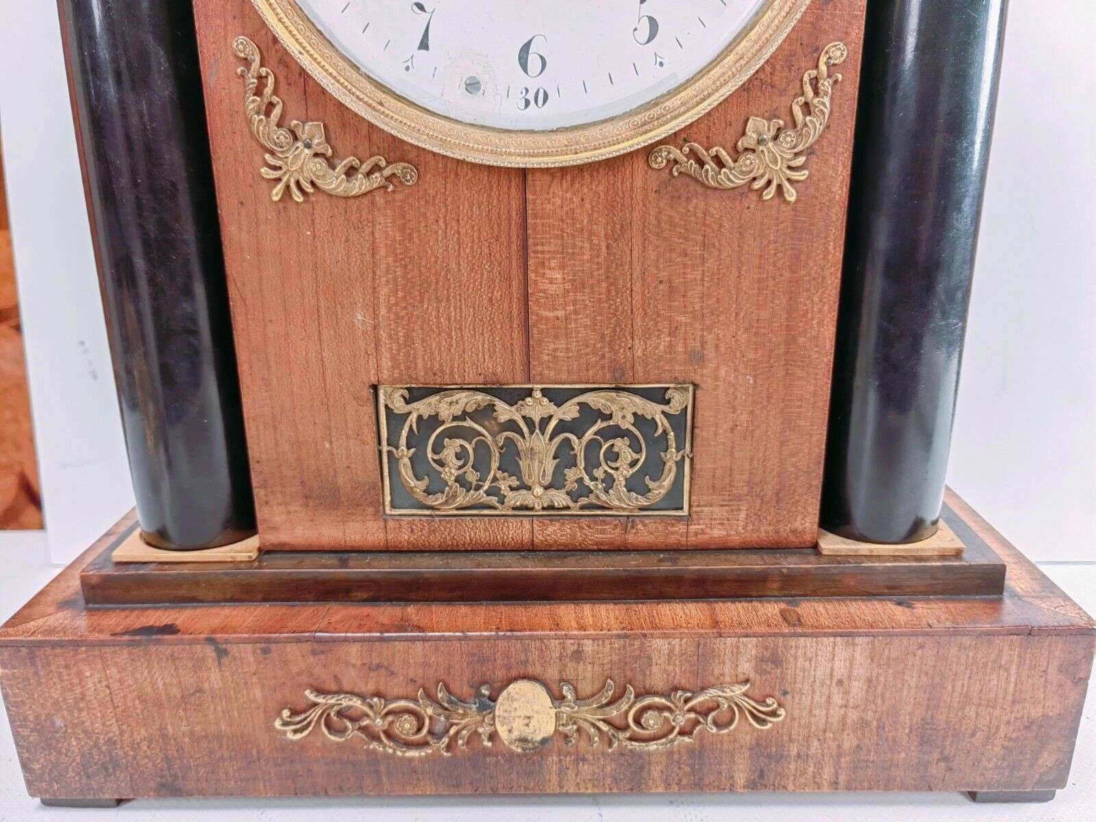 Klassizismus Pendule, Kaminuhr, Tischuhr Süddeutsch um 1820 4/4 Schlagwerk – Detail