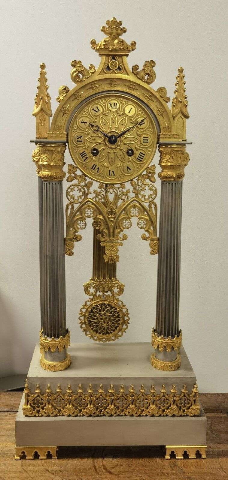 Feuervergoldete, versilberte, neogotische Pendule Portaluhr um 1829