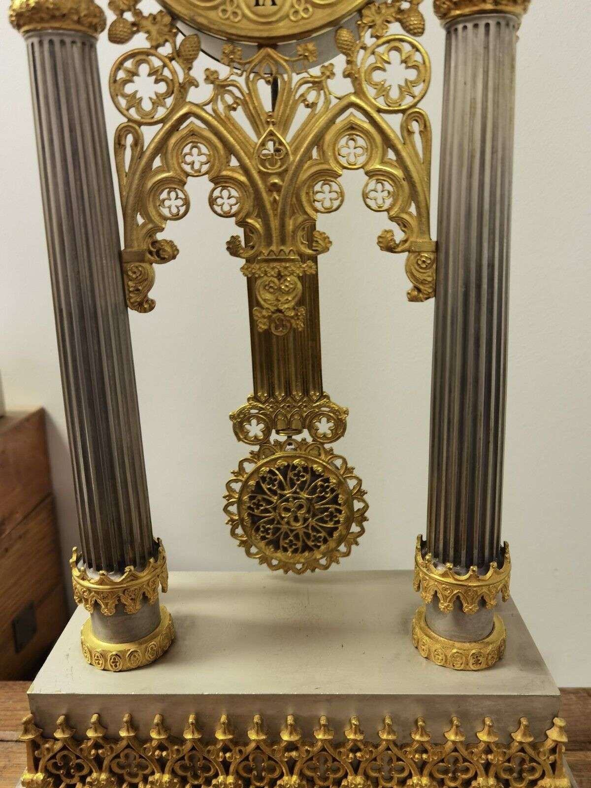 Feuervergoldete, versilberte, neogotische Pendule Portaluhr um 1829 – Detail