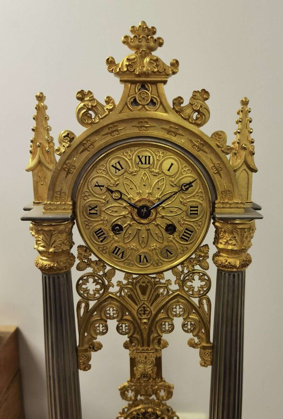 Feuervergoldete, versilberte, neogotische Pendule Portaluhr um 1829 – Detail