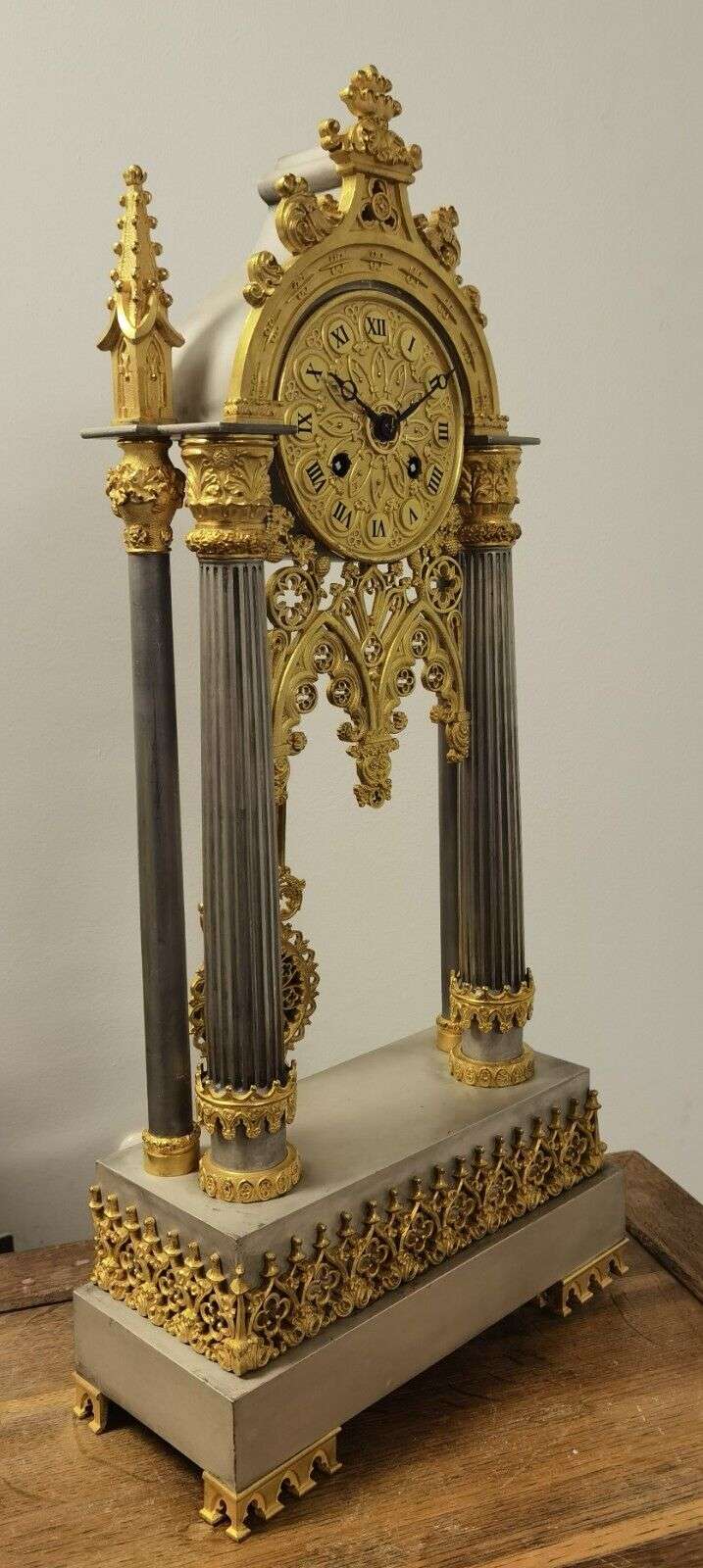 Feuervergoldete, versilberte, neogotische Pendule Portaluhr um 1829 – Detail