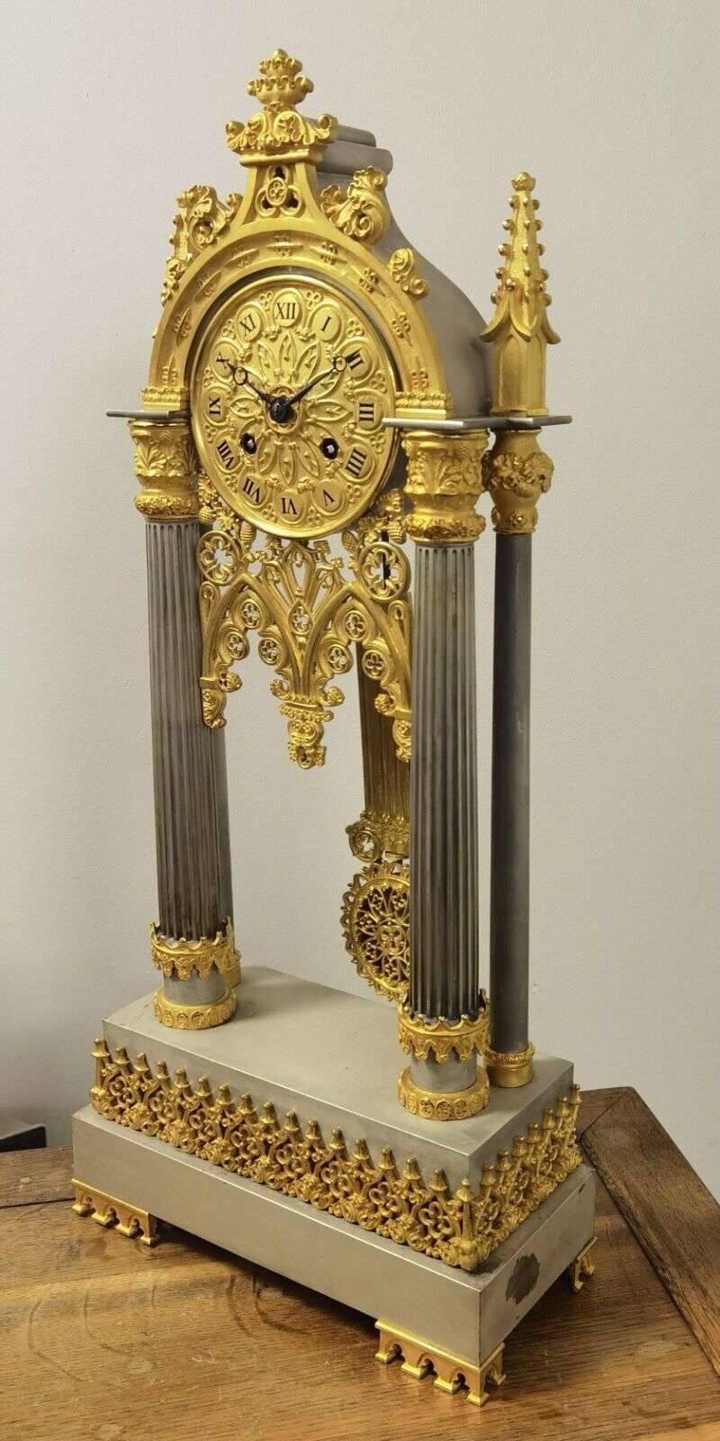Feuervergoldete, versilberte, neogotische Pendule Portaluhr um 1829 – Detail