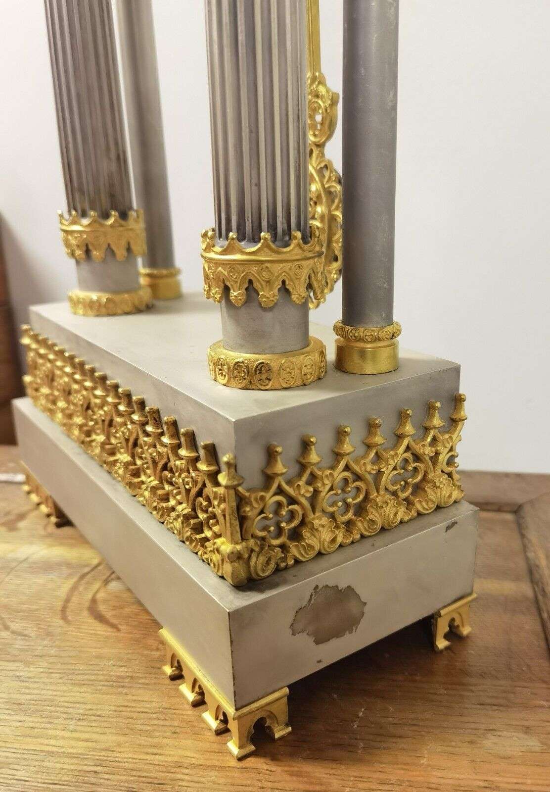 Feuervergoldete, versilberte, neogotische Pendule Portaluhr um 1829 – Detail