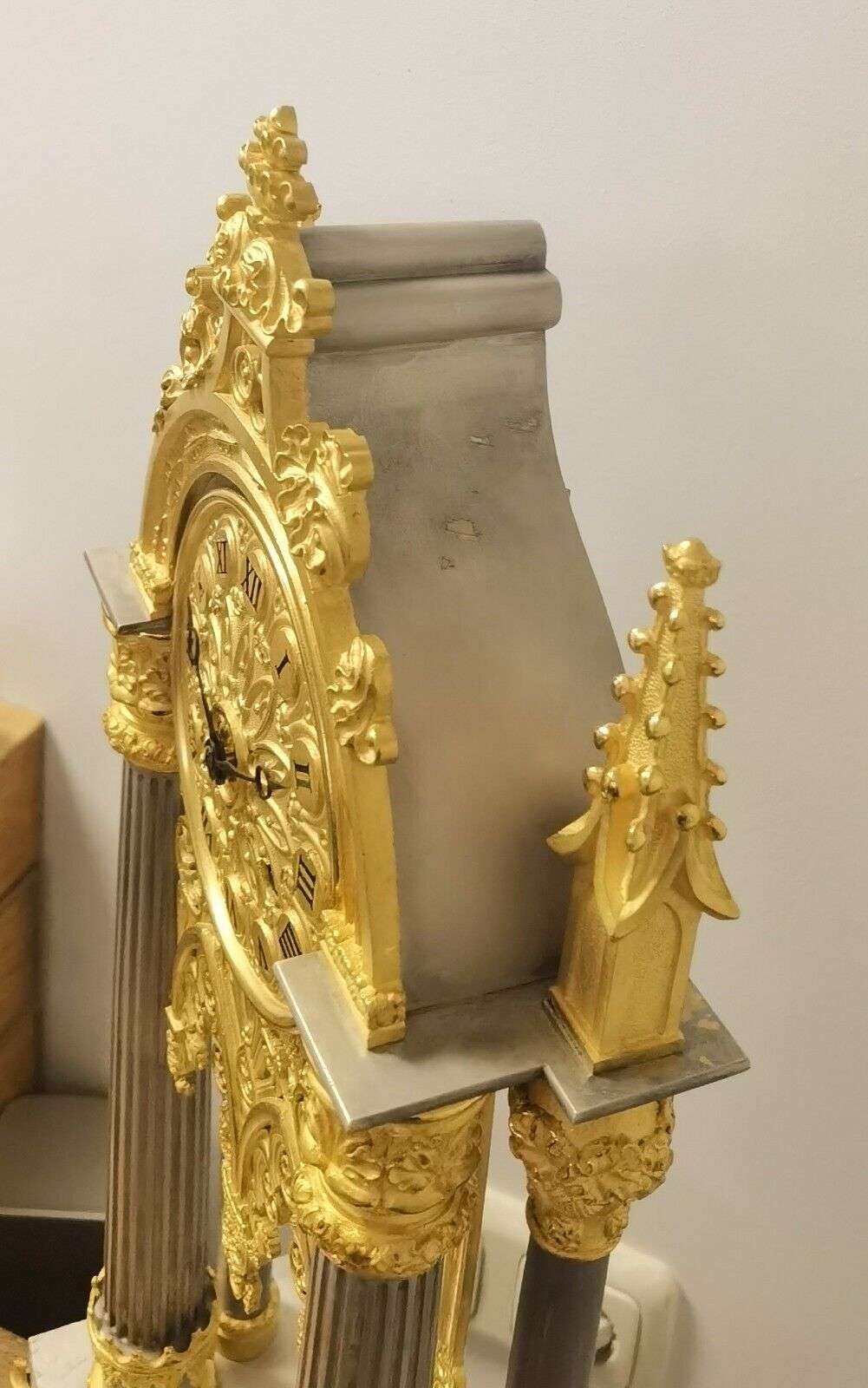 Feuervergoldete, versilberte, neogotische Pendule Portaluhr um 1829 – Detail