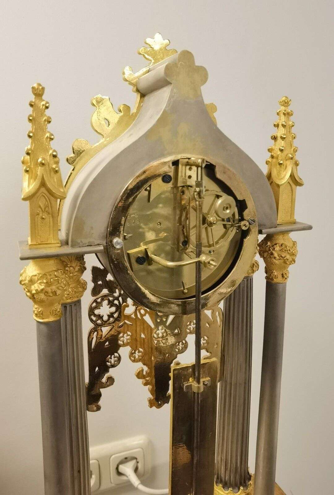 Feuervergoldete, versilberte, neogotische Pendule Portaluhr um 1829 – Detail