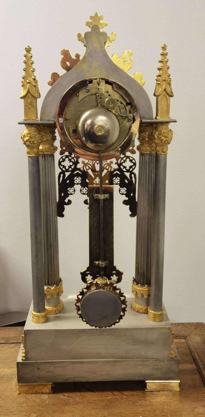 Feuervergoldete, versilberte, neogotische Pendule Portaluhr um 1829 – Detail