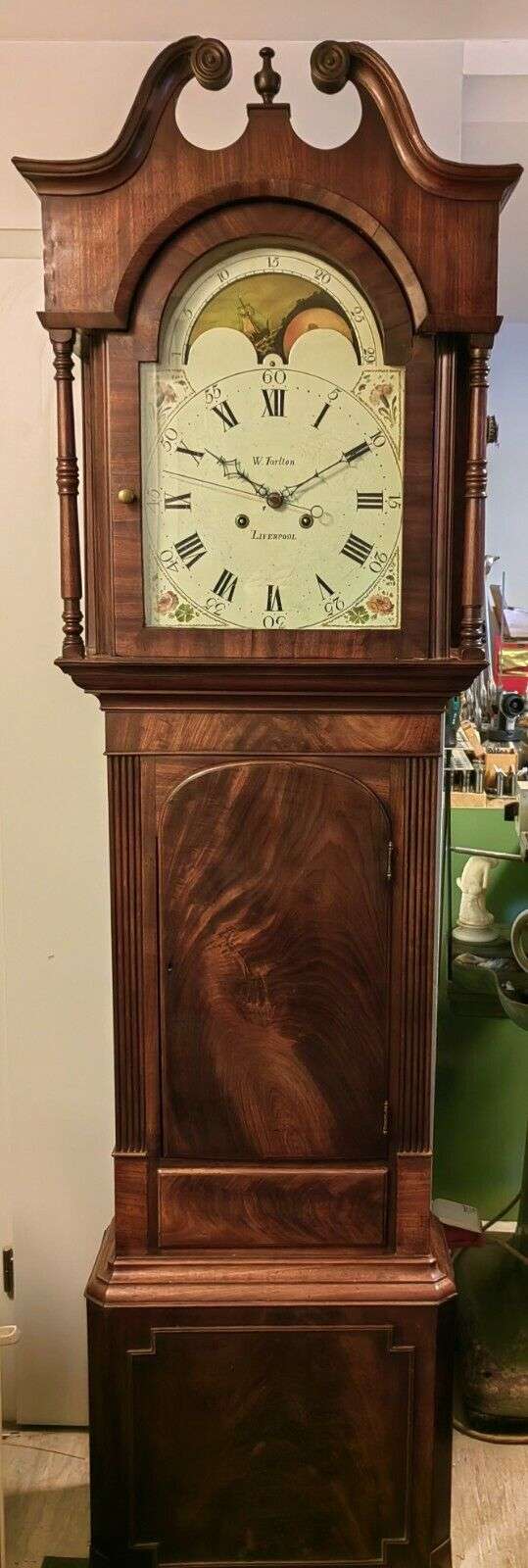 Antike englische STANDUHR W. Tarlton Liverpool um 1800 mit Zentralsekunde – Vorderansicht
