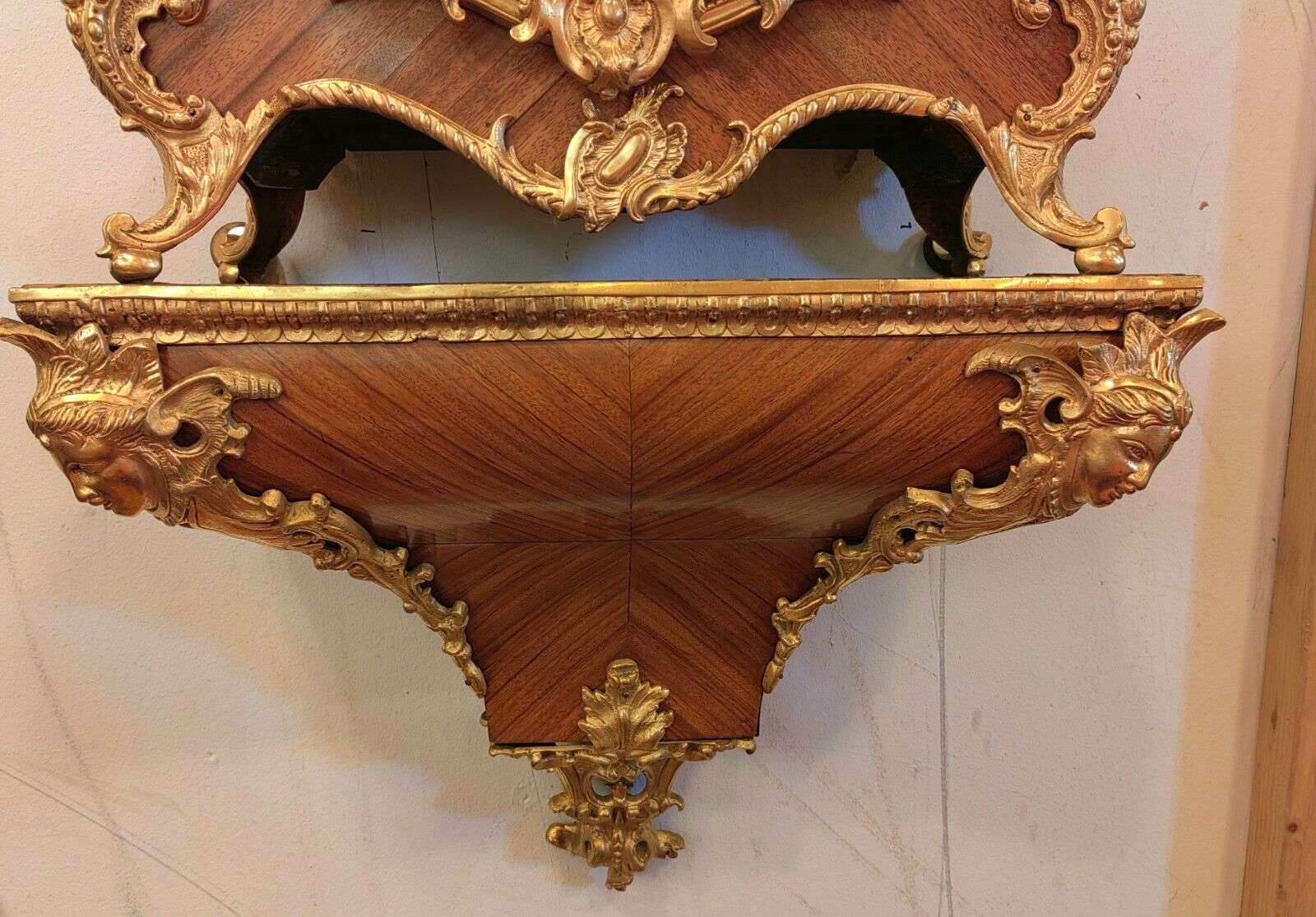Sehr große Konsolur, Pendule, Cartel Boulleuhr mit Rosenholzfurnier um 1870 – Detail