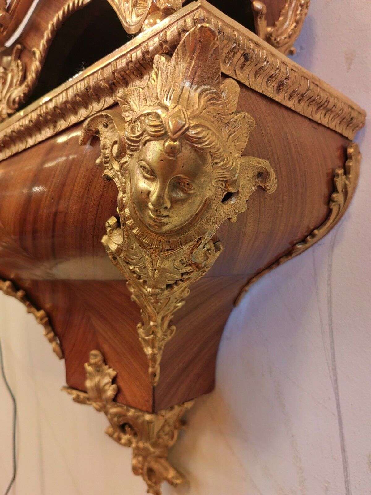 Sehr große Konsolur, Pendule, Cartel Boulleuhr mit Rosenholzfurnier um 1870 – Detail