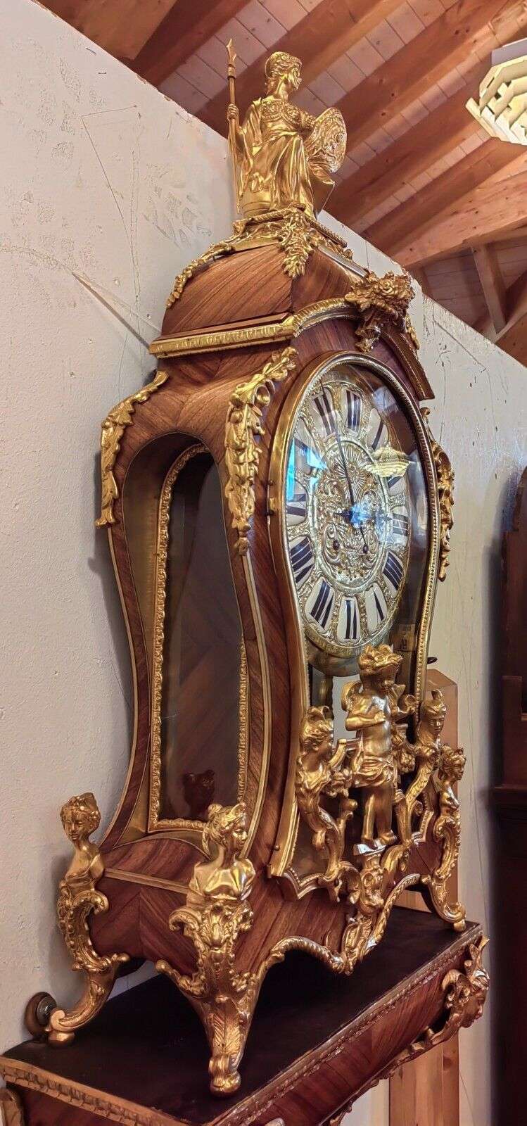 Sehr große Konsolur, Pendule, Cartel Boulleuhr mit Rosenholzfurnier um 1870 – Detail
