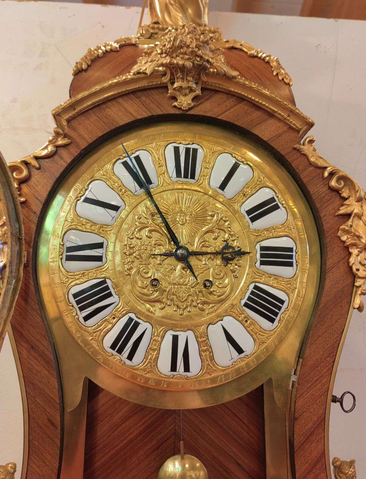 Sehr große Konsolur, Pendule, Cartel Boulleuhr mit Rosenholzfurnier um 1870 – Detail