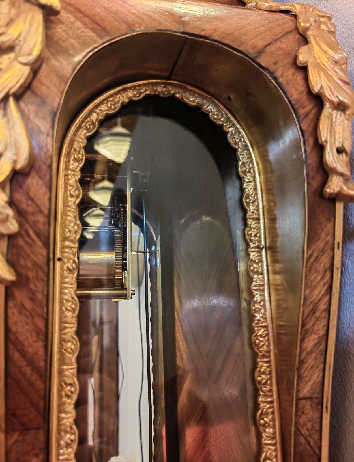 Sehr große Konsolur, Pendule, Cartel Boulleuhr mit Rosenholzfurnier um 1870 – Detail