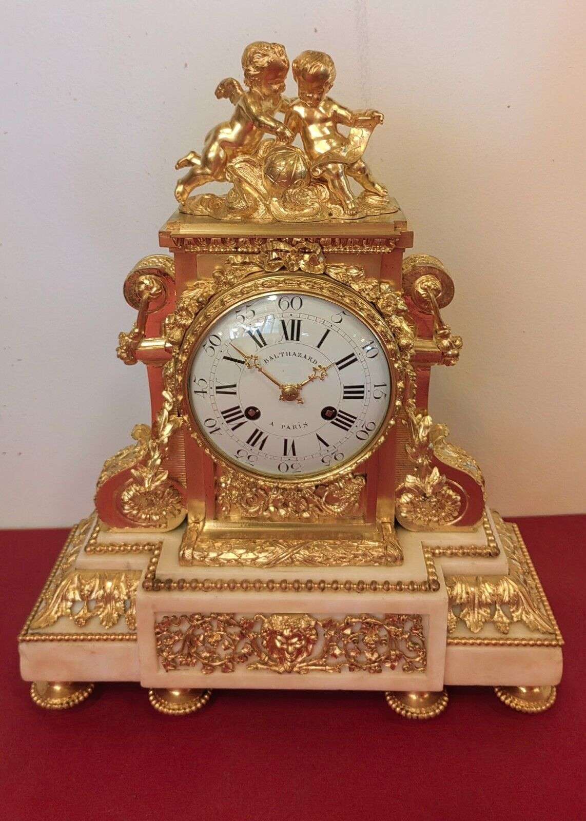 Sehr feine Louis XVI Pendule Kaminuhr aus feuervergoldeter Bronze um 1840 – Vorderansicht