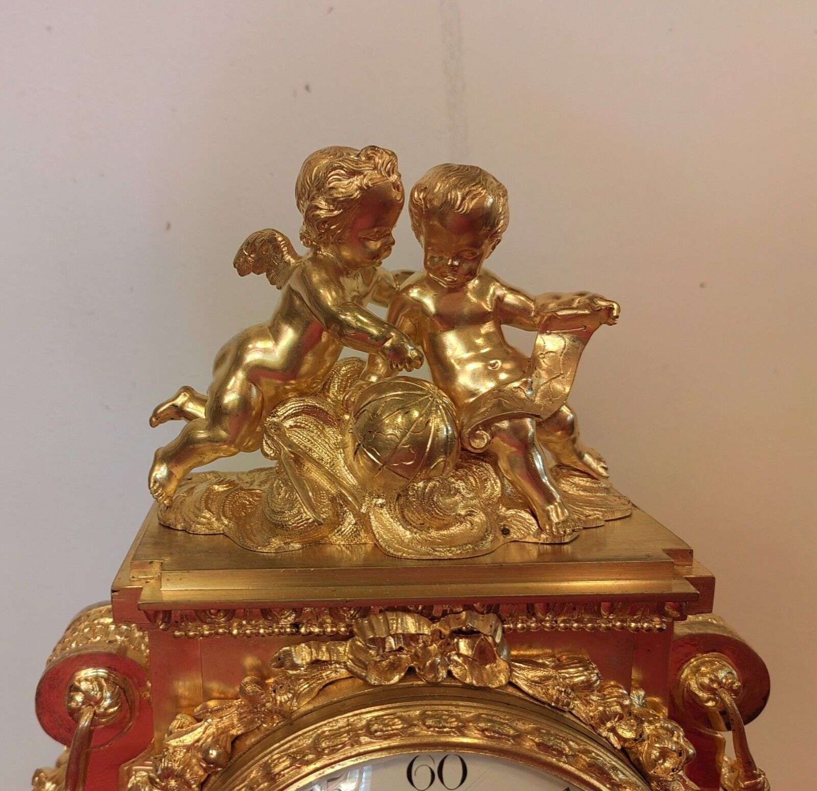 Sehr feine Louis XVI Pendule Kaminuhr aus feuervergoldeter Bronze um 1840 – Detail