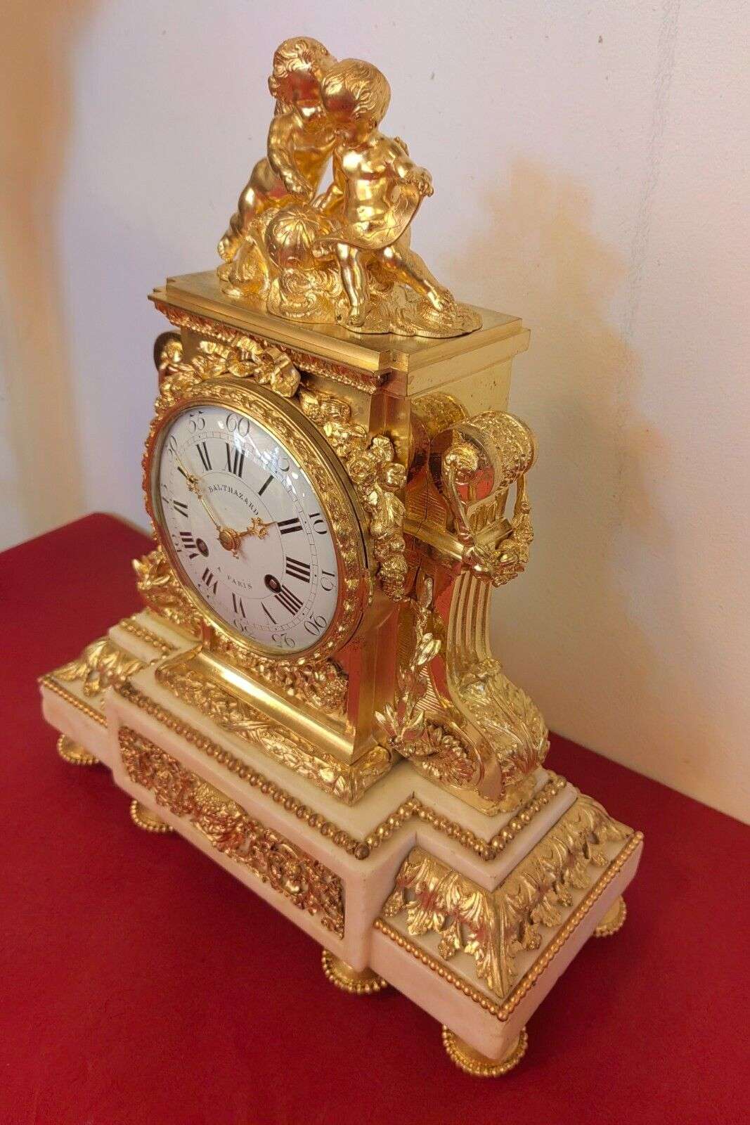 Sehr feine Louis XVI Pendule Kaminuhr aus feuervergoldeter Bronze um 1840 – Detail
