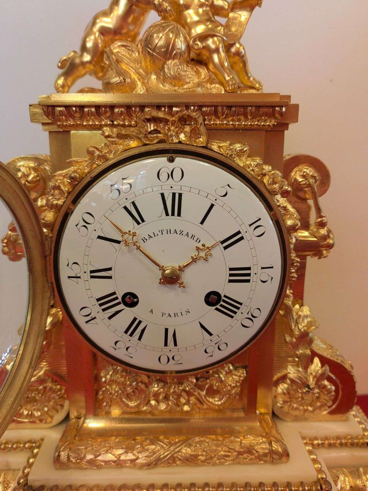 Sehr feine Louis XVI Pendule Kaminuhr aus feuervergoldeter Bronze um 1840 – Detail