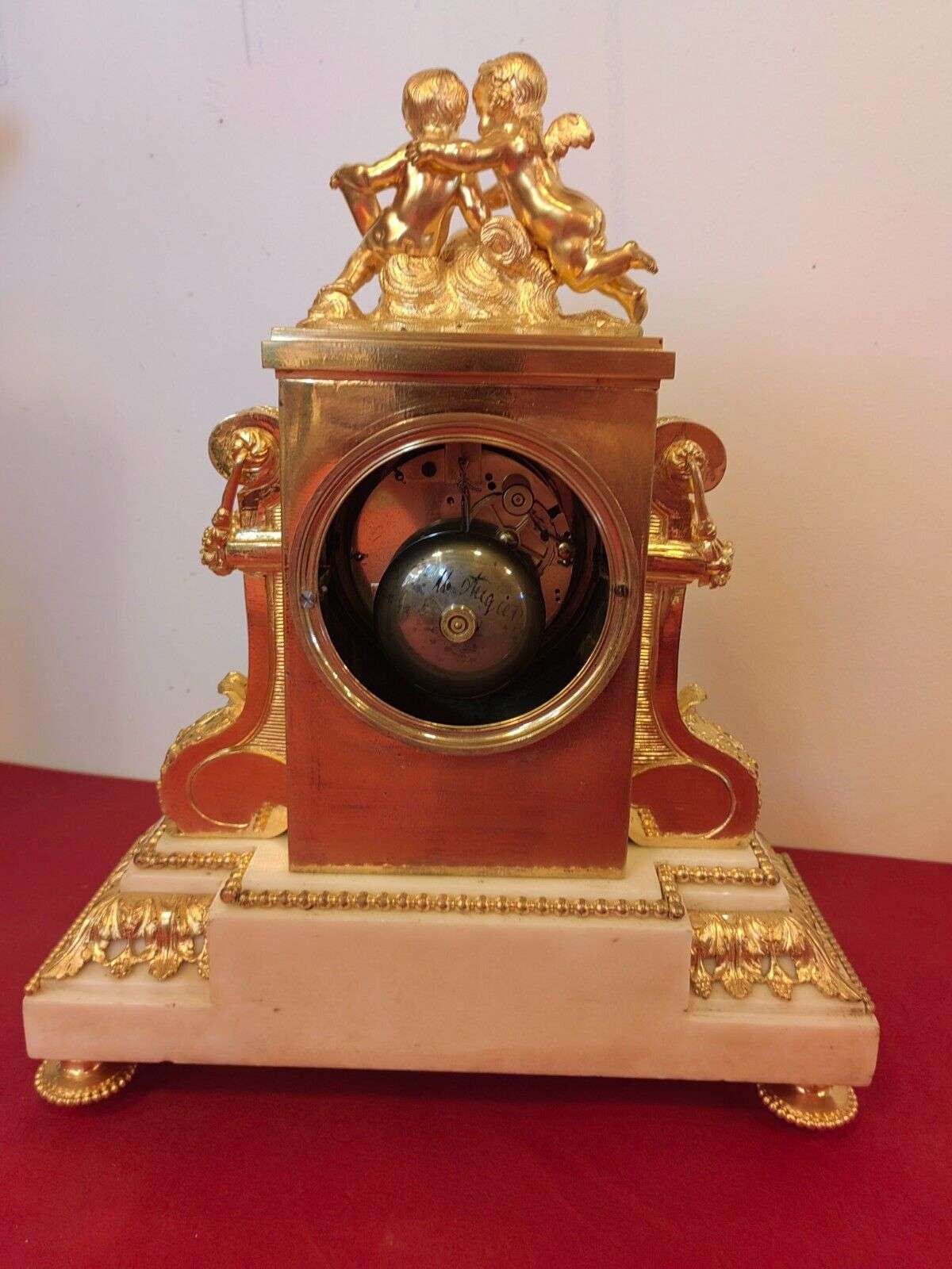 Sehr feine Louis XVI Pendule Kaminuhr aus feuervergoldeter Bronze um 1840 – Detail