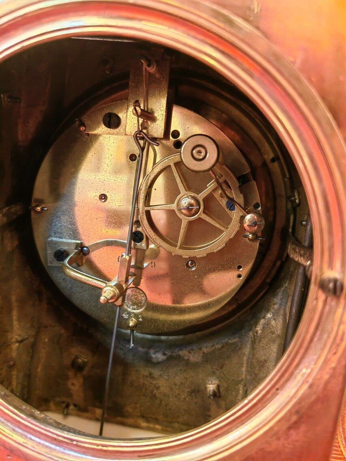 Sehr feine Louis XVI Pendule Kaminuhr aus feuervergoldeter Bronze um 1840 – Detail