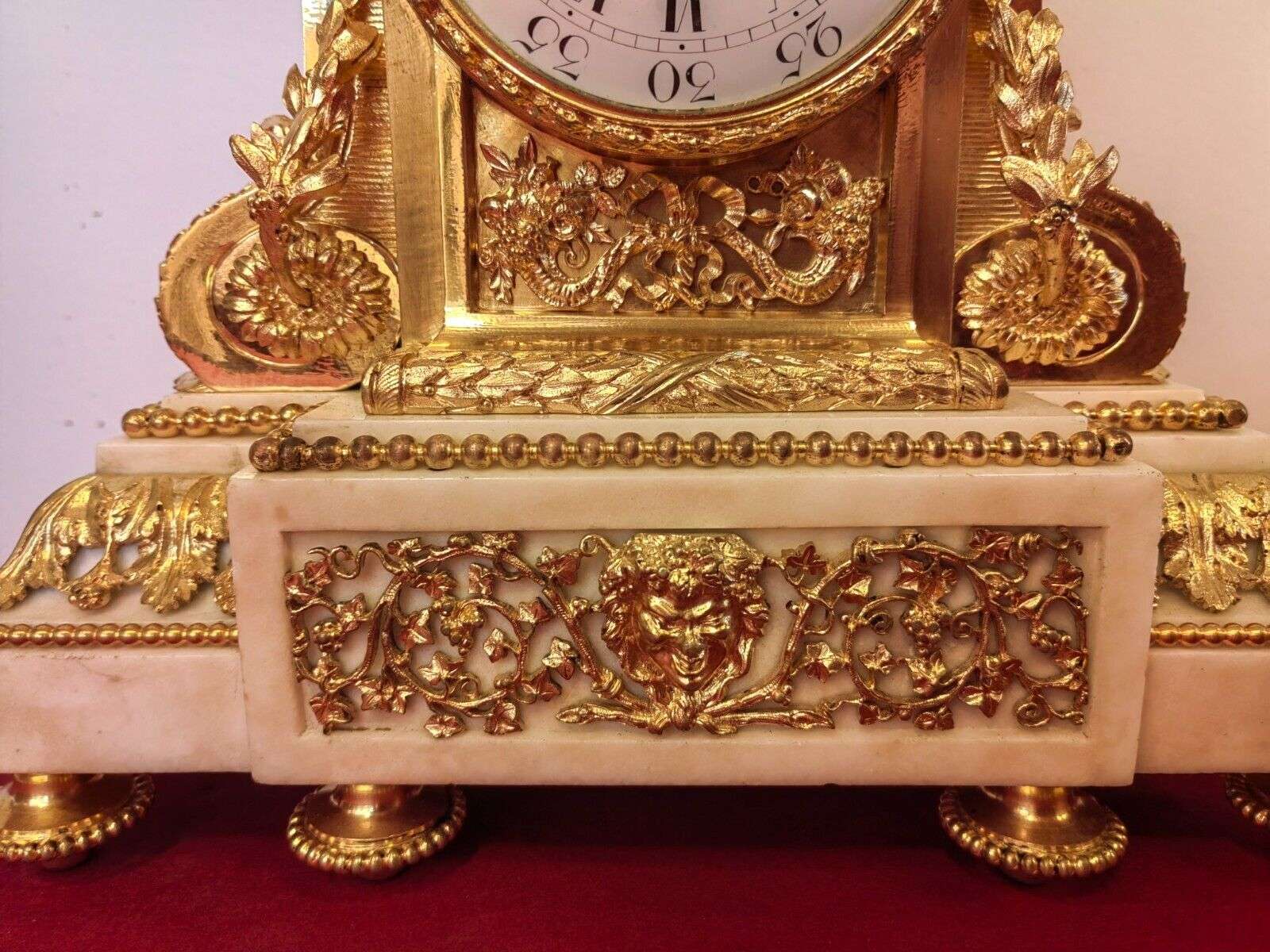 Sehr feine Louis XVI Pendule Kaminuhr aus feuervergoldeter Bronze um 1840 – Detail