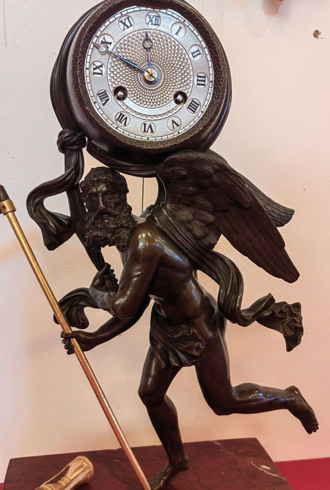 Seltene Empire Bronze Pendule Kaminuhr "Chronos raubt die Zeit" um 1820 – Detail
