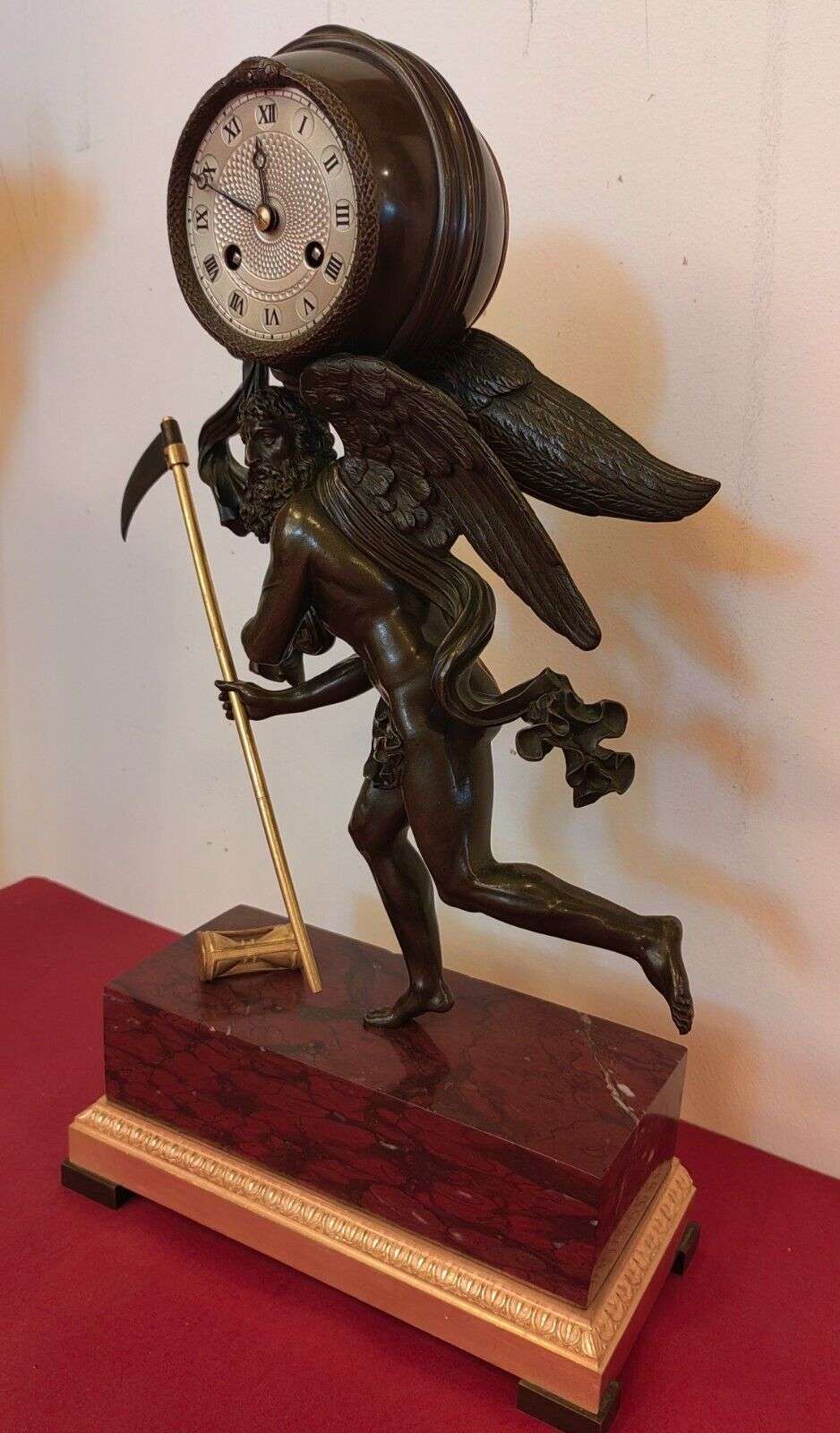 Seltene Empire Bronze Pendule Kaminuhr "Chronos raubt die Zeit" um 1820 – Detail