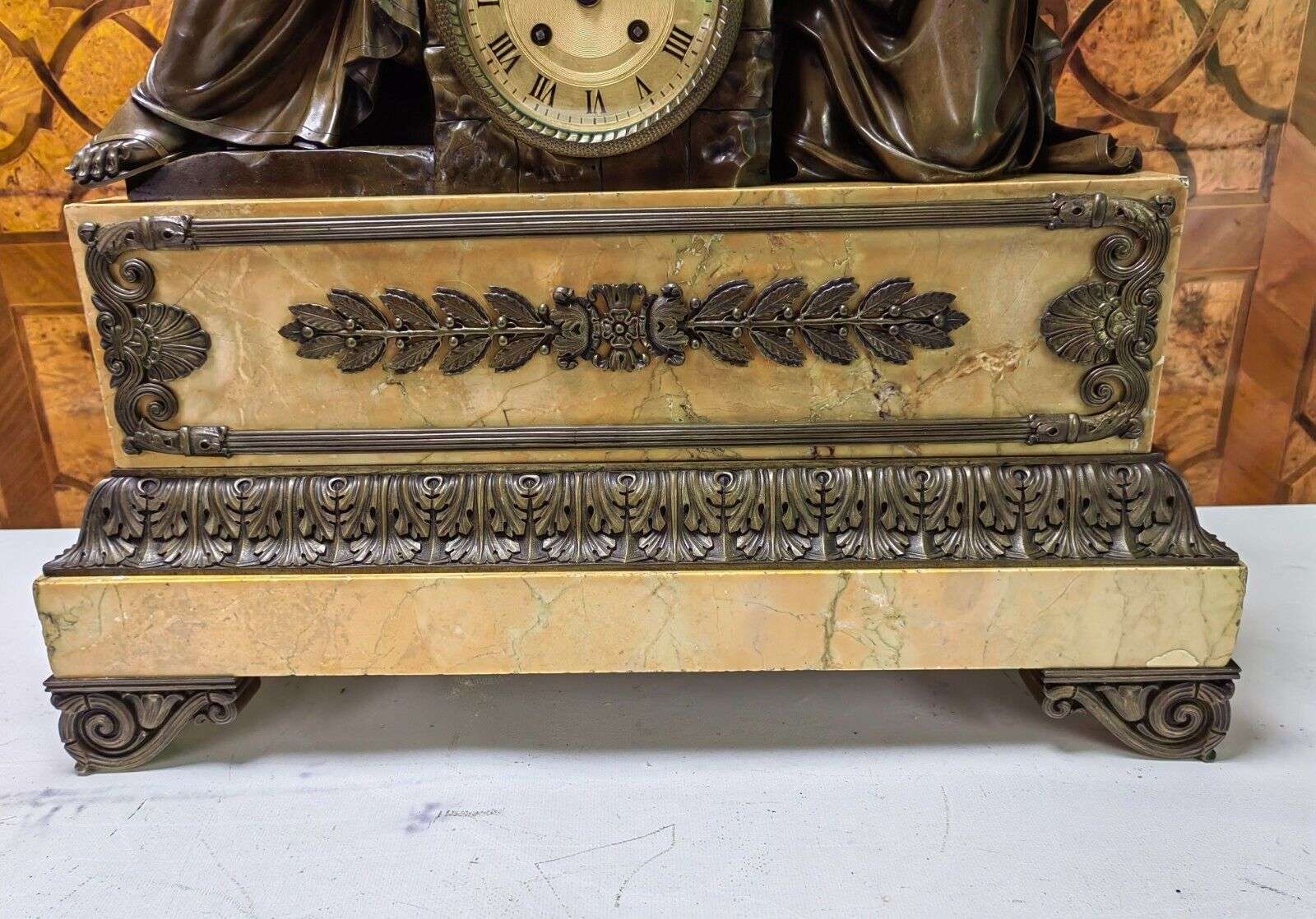 Einzigartige, große Bronze Empire Pendule Kaminuhr "Caritas Romana" um 1820 – Detail