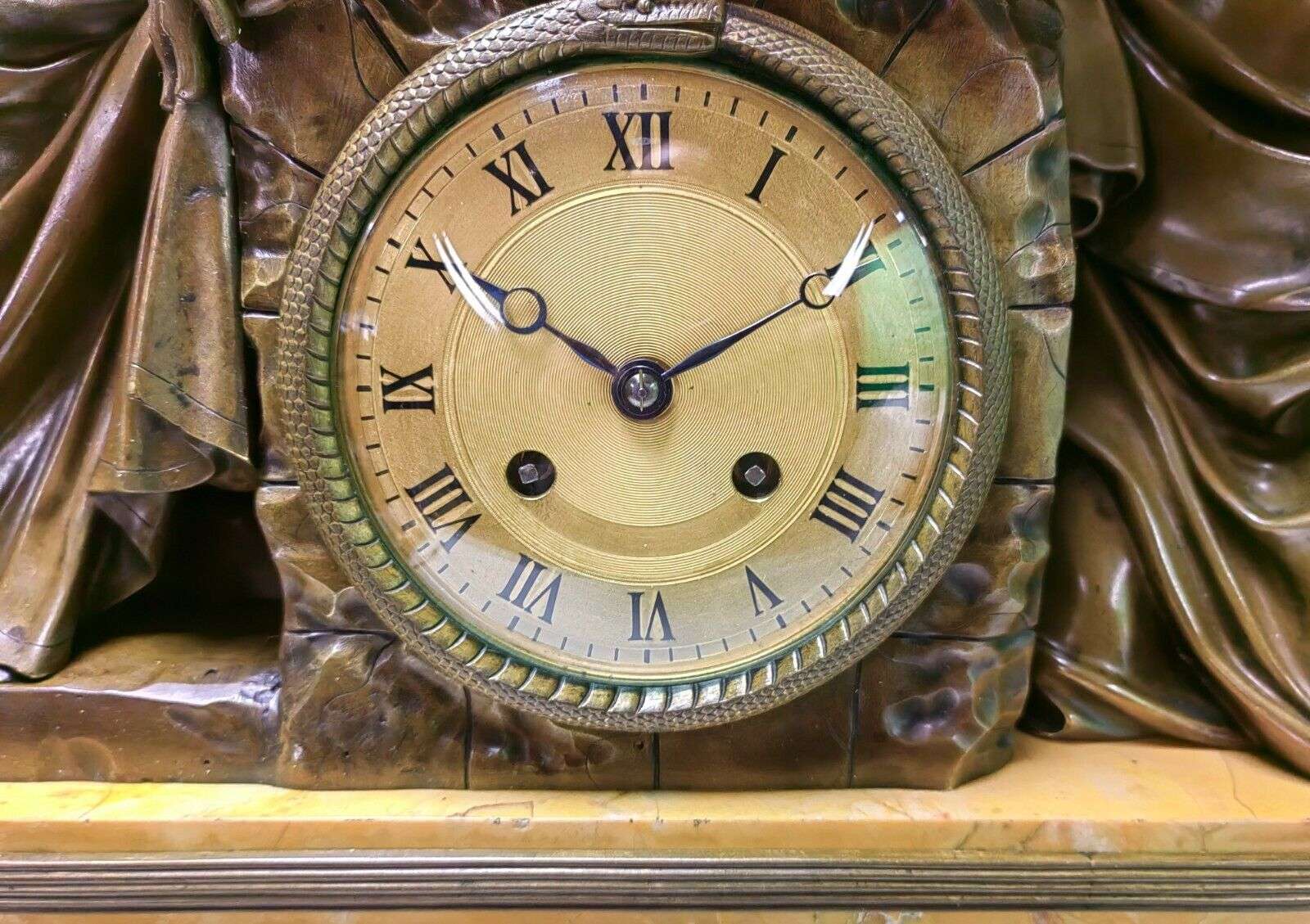 Einzigartige, große Bronze Empire Pendule Kaminuhr "Caritas Romana" um 1820 – Detail