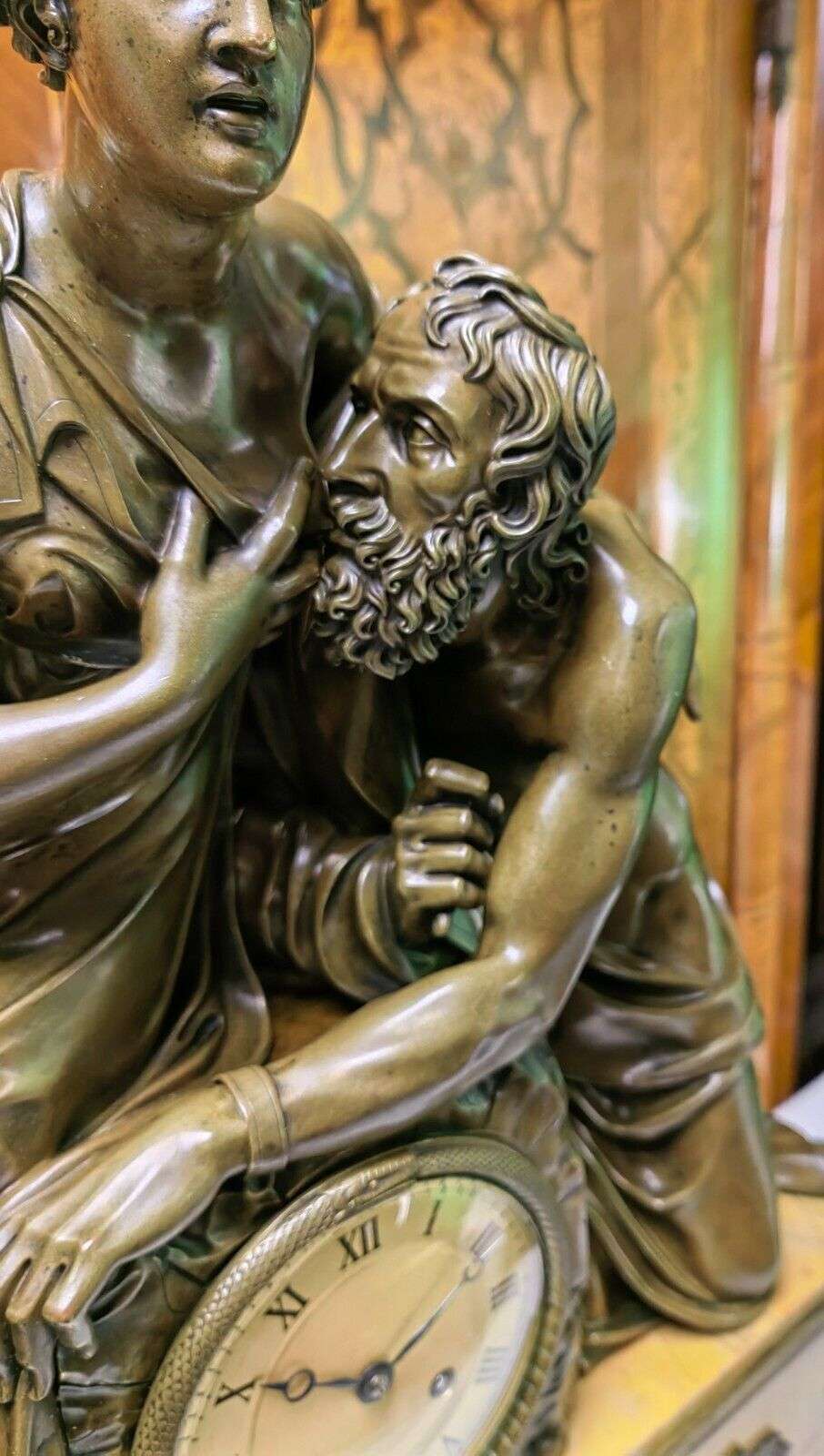 Einzigartige, große Bronze Empire Pendule Kaminuhr "Caritas Romana" um 1820 – Detail