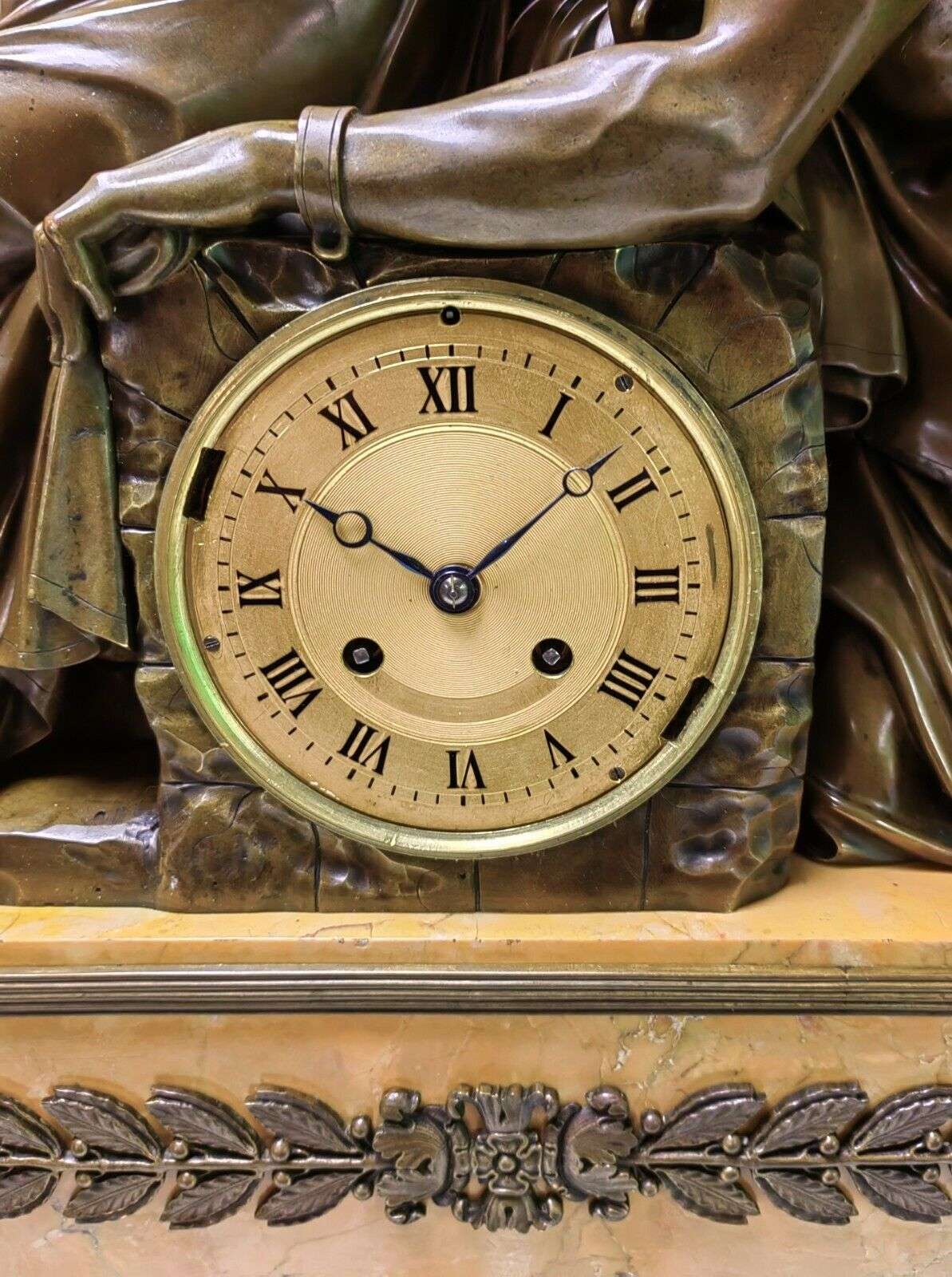 Einzigartige, große Bronze Empire Pendule Kaminuhr "Caritas Romana" um 1820 – Detail