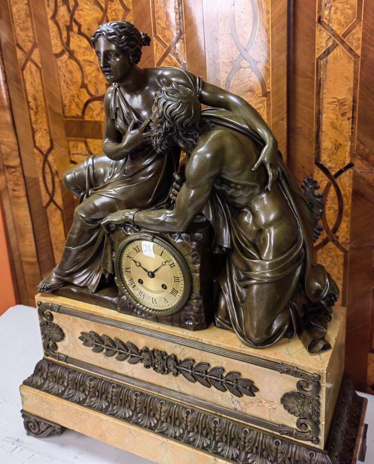 Einzigartige, große Bronze Empire Pendule Kaminuhr "Caritas Romana" um 1820 – Detail