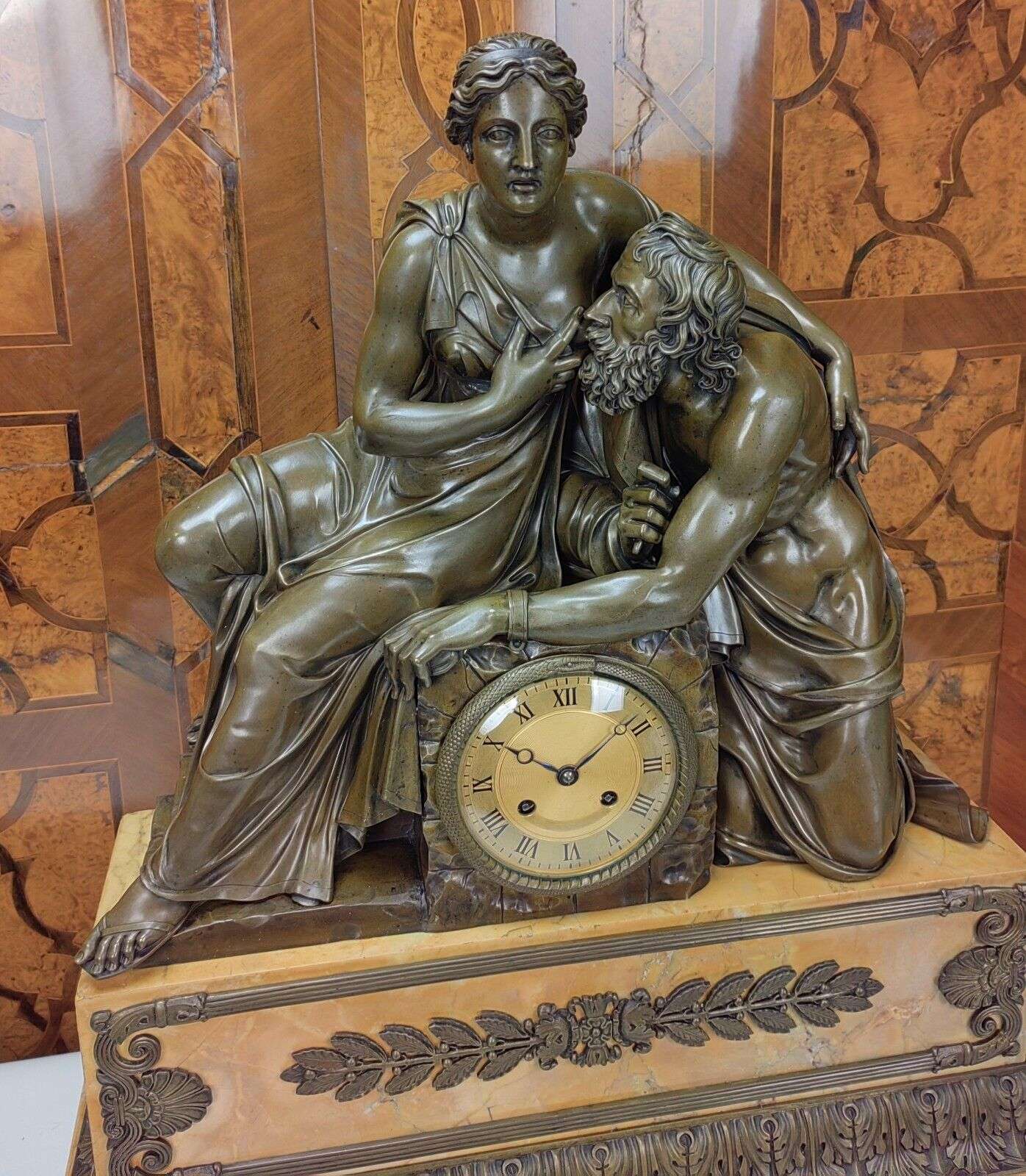 Einzigartige, große Bronze Empire Pendule Kaminuhr "Caritas Romana" um 1820 – Detail