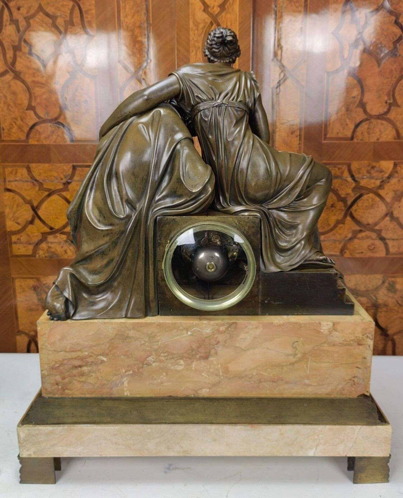 Einzigartige, große Bronze Empire Pendule Kaminuhr "Caritas Romana" um 1820 – Detail