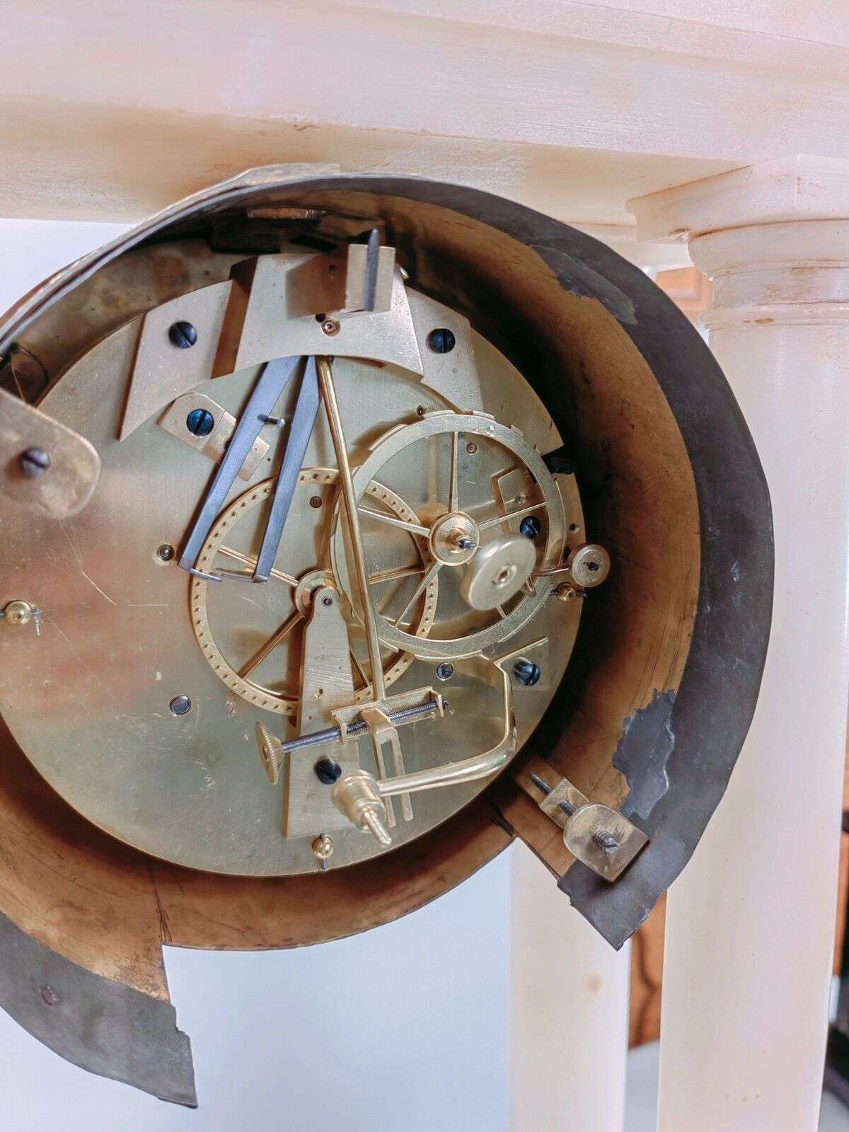 RESERVIERT!!! Empire Präzisionsuhr Pendule Portaluhr Regulateur mit Scherenhemmung c. 1810 – Detail
