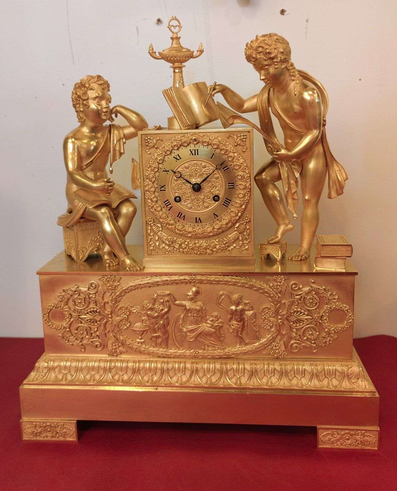 Empire Pendule Kaminuhr Tischuhr aus feuervergoldeter Bronze 1820 – Vorderansicht