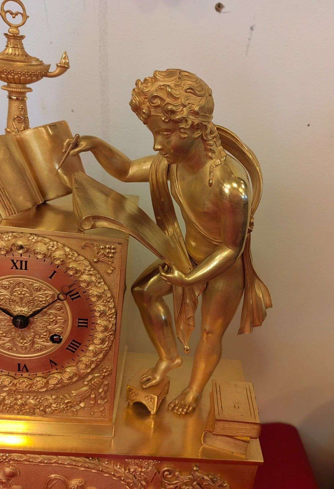 Empire Pendule Kaminuhr Tischuhr aus feuervergoldeter Bronze 1820 – Detail