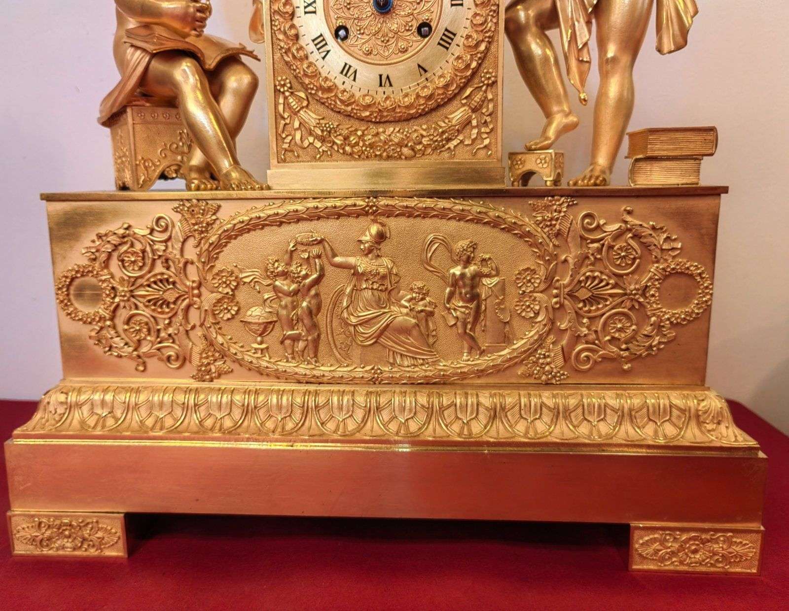 Empire Pendule Kaminuhr Tischuhr aus feuervergoldeter Bronze 1820 – Detail